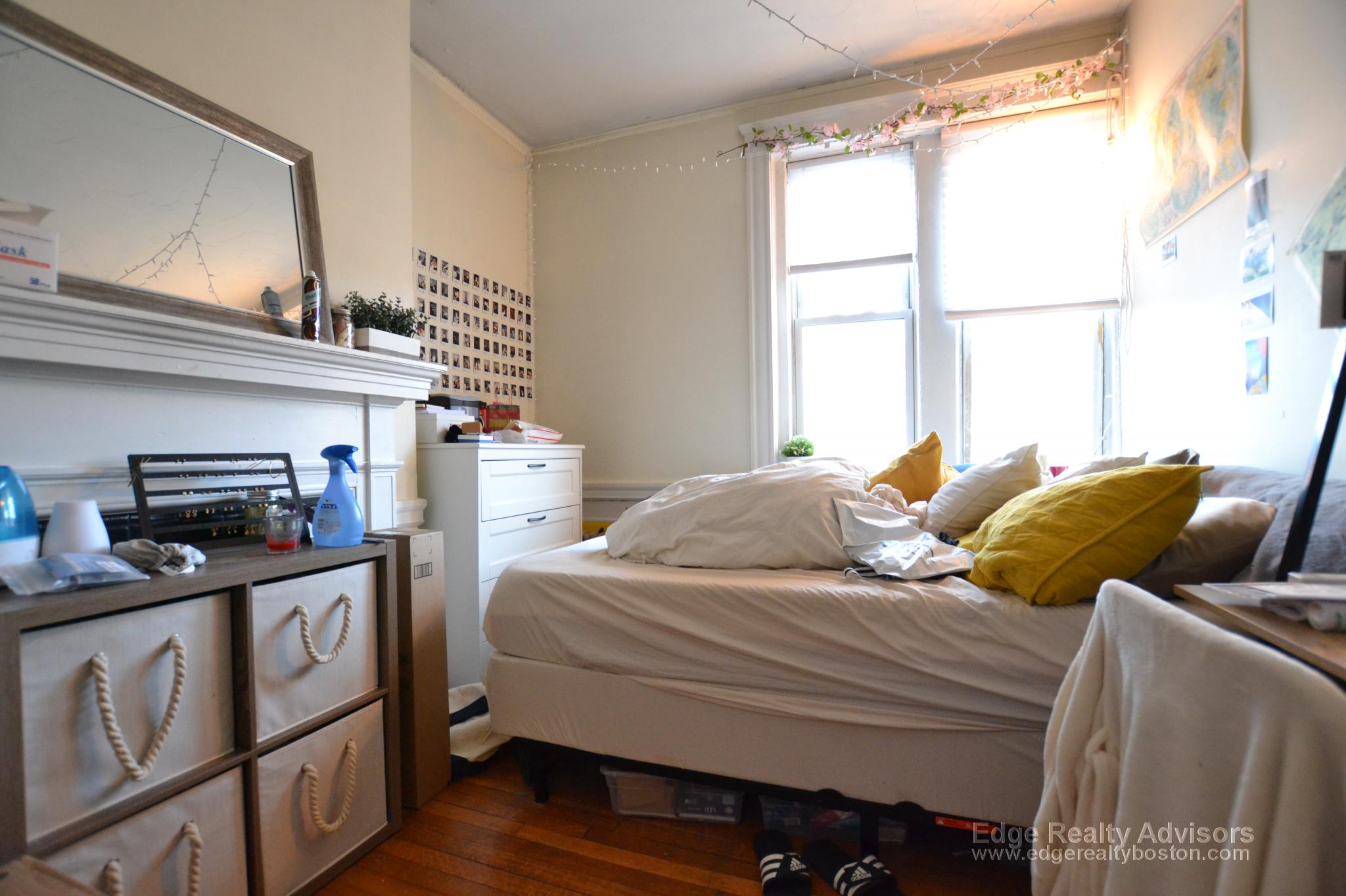 4 bed, 1 bath apartment for rent at 60 Thatcher St Unit 3, Brookline Hills — photo 4 of 8