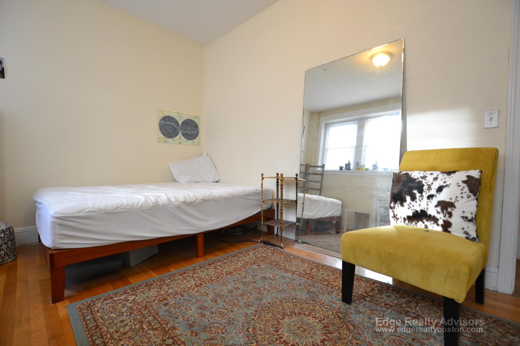 4 bed, 1 bath apartment for rent at 60 Thatcher St Unit 3, Brookline Hills — photo 6 of 8