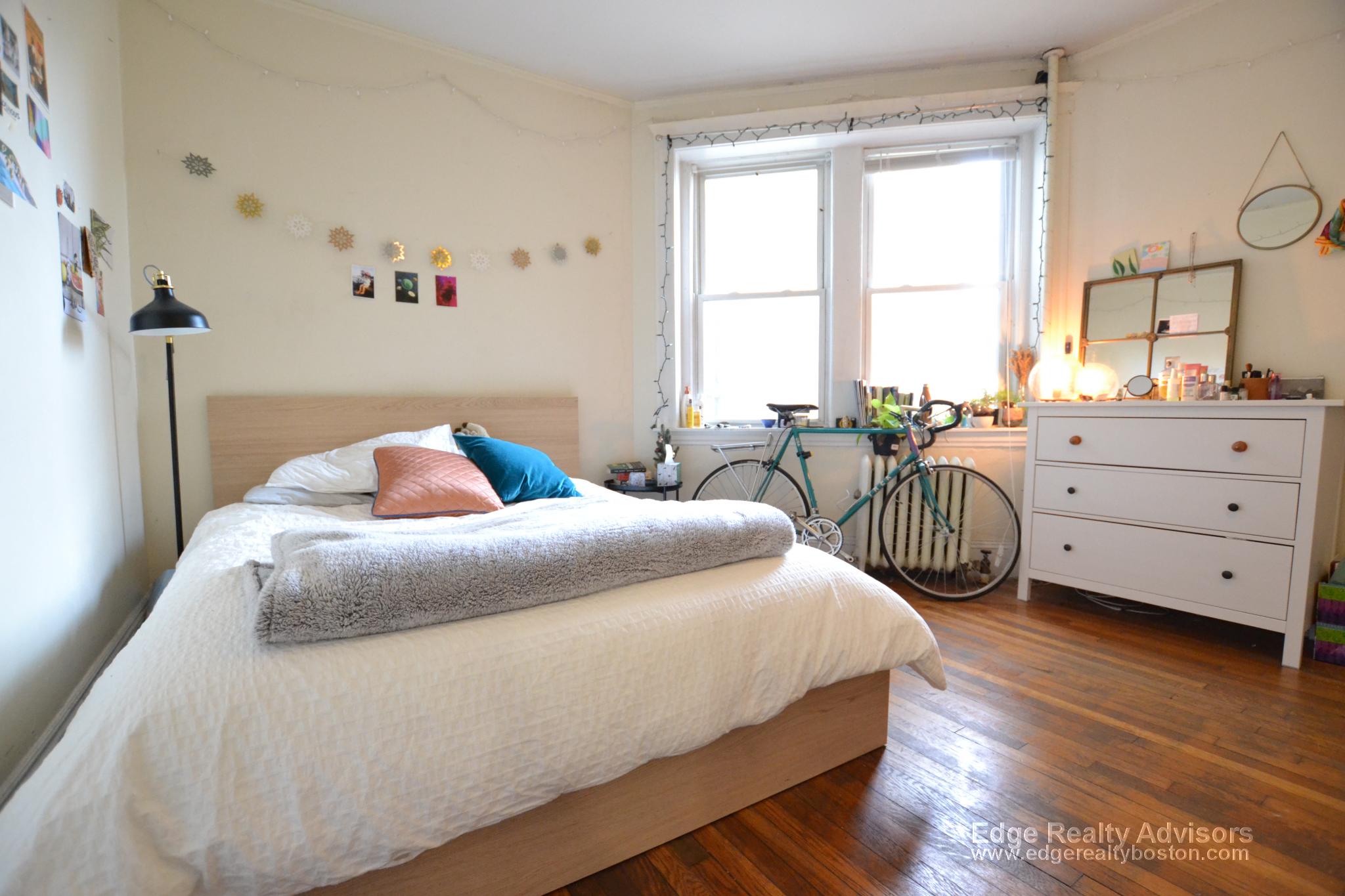 4 bed, 1 bath apartment for rent at 60 Thatcher St Unit 3, Brookline Hills — photo 2 of 8