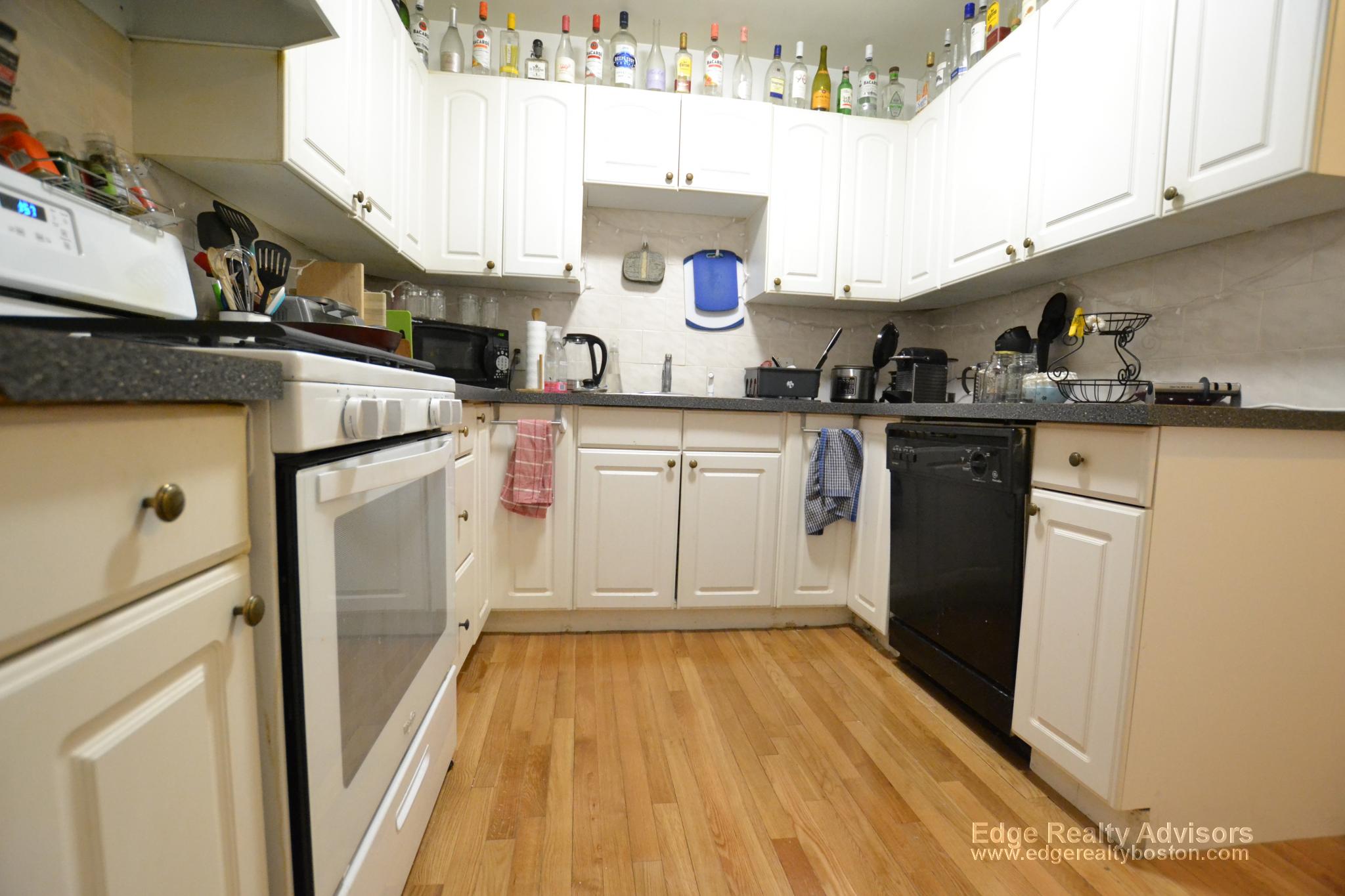 4 bed, 1 bath apartment for rent at 60 Thatcher St Unit 3, Brookline Hills — photo 7 of 8