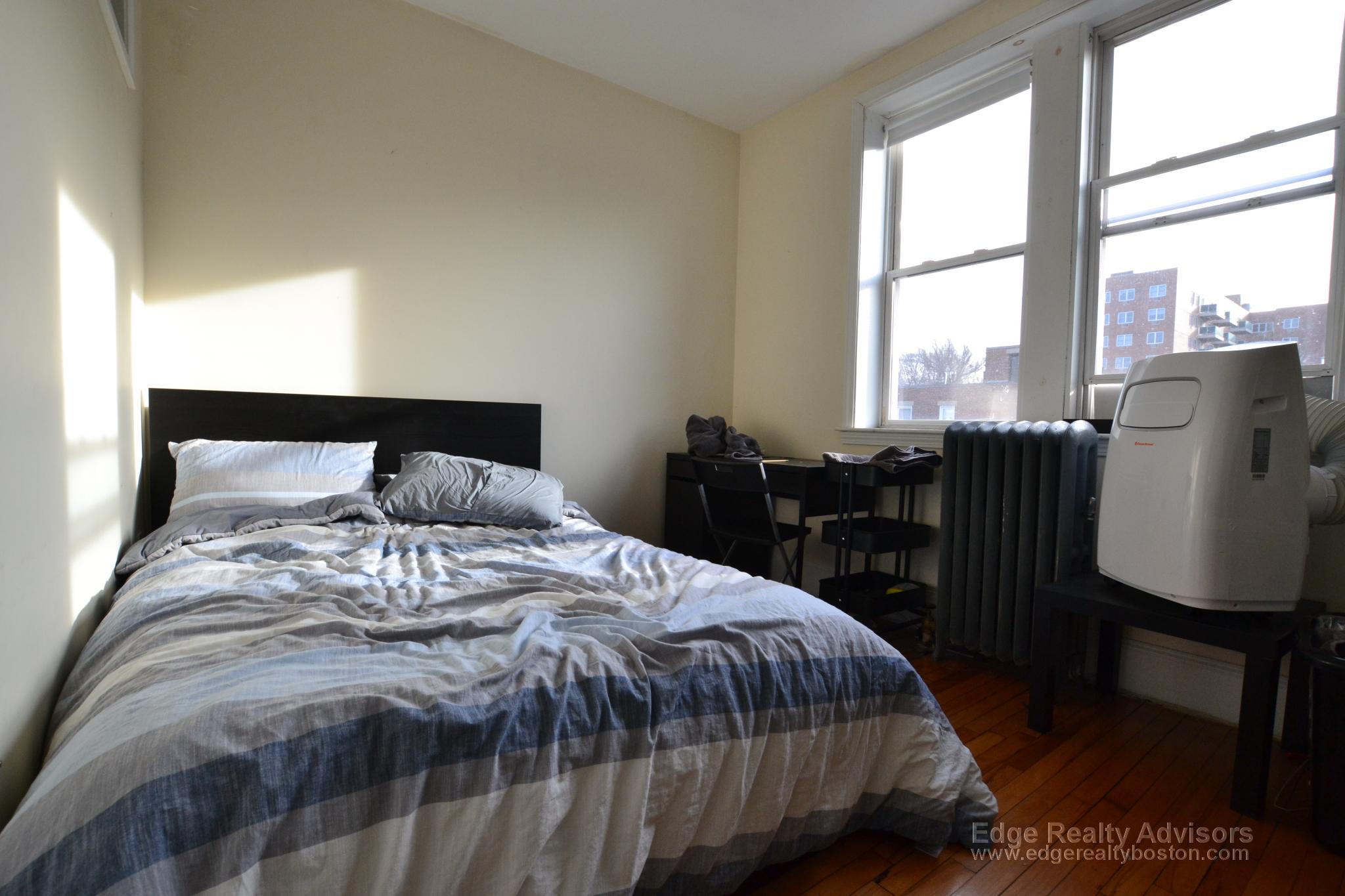 3 bed, 1 bath apartment for rent at 62 Dummer St Unit 2, Brookline Hills — photo 4 of 6