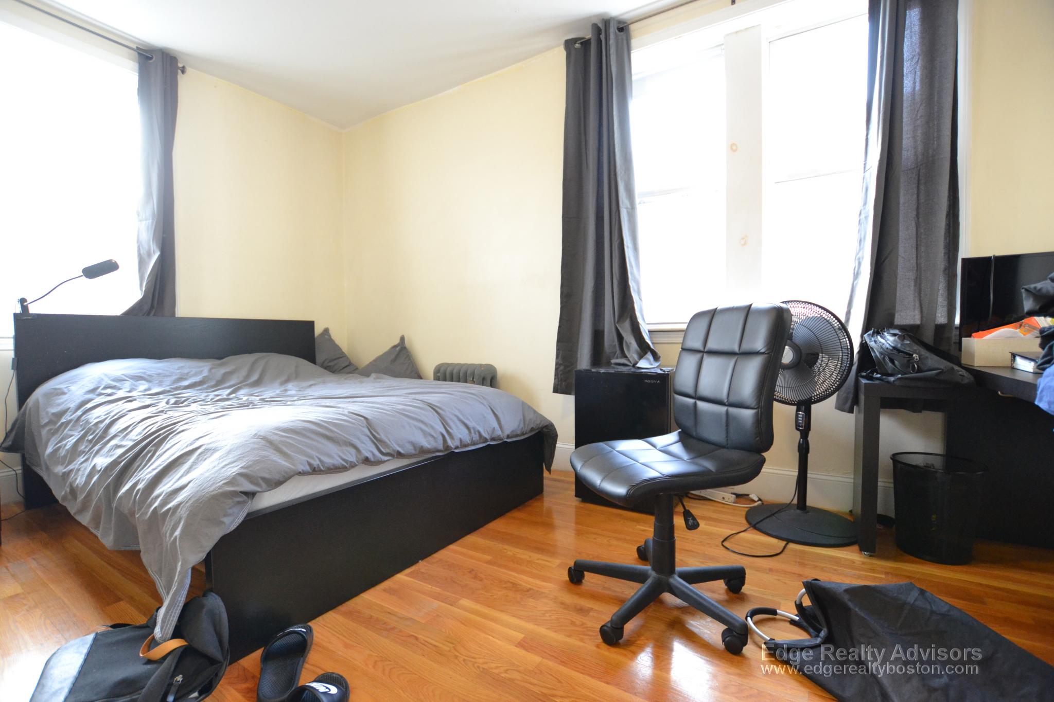 3 bed, 1 bath apartment for rent at 62 Dummer St Unit 2, Brookline Hills — photo 5 of 6
