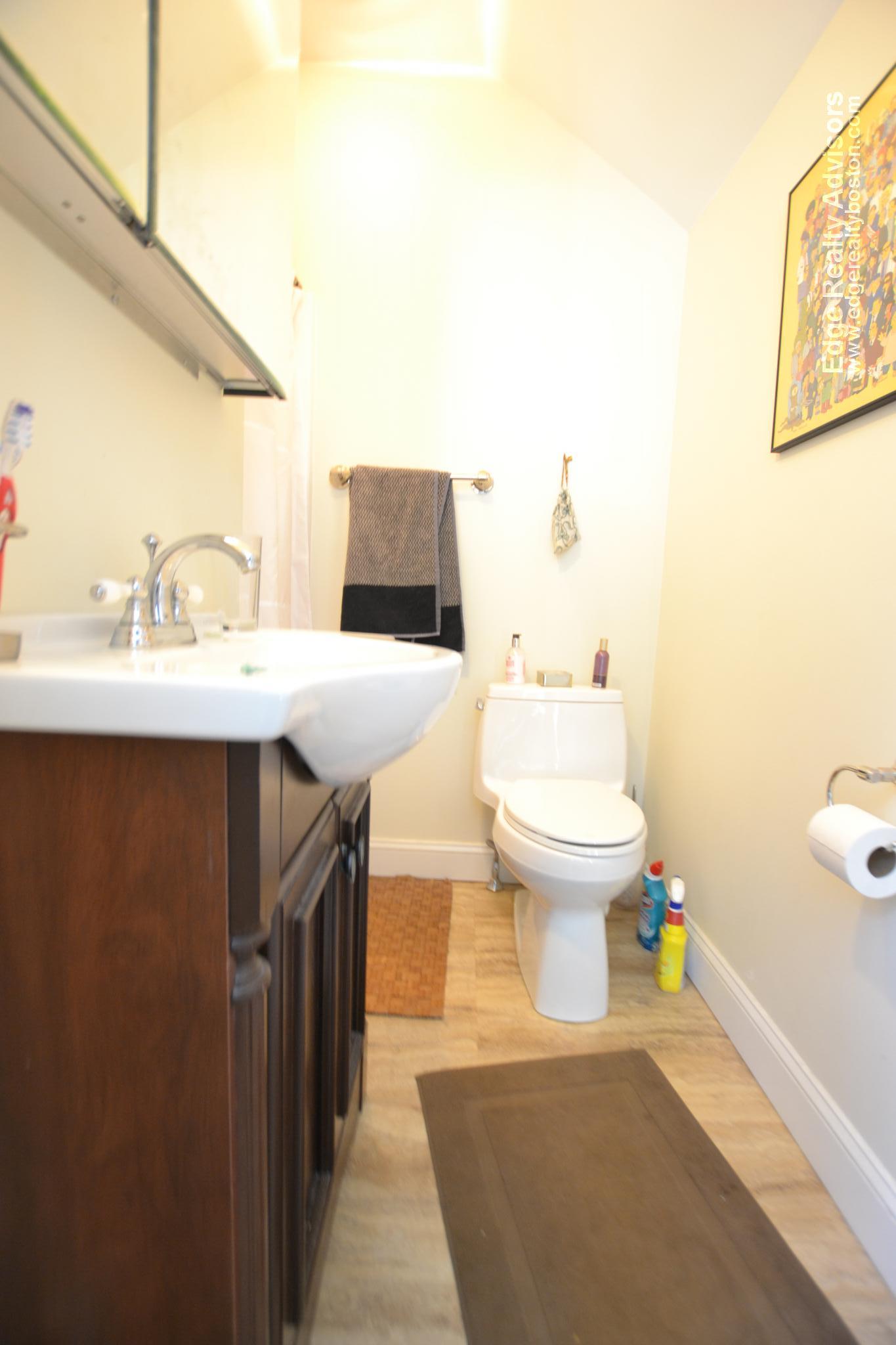 3 bed, 2.5 bath apartment for rent at 5 Norfolk Pl Unit 1, East Cambridge — photo 3 of 12