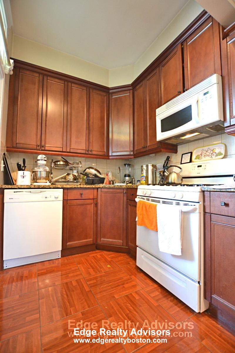 3 bed, 2 bath apartment for rent at 4 Delaware Pl Unit 3, Brighton — photo 1 of 11