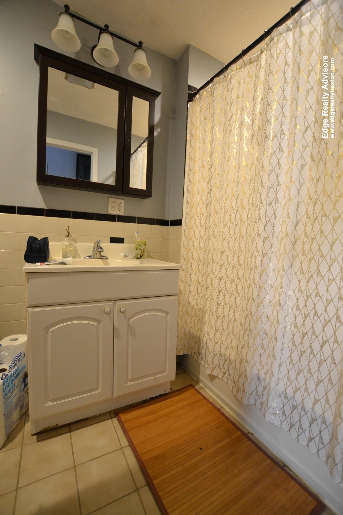 5 bed, 2 bath apartment for rent at 703 Washington St Unit 2, Brighton — photo 7 of 15