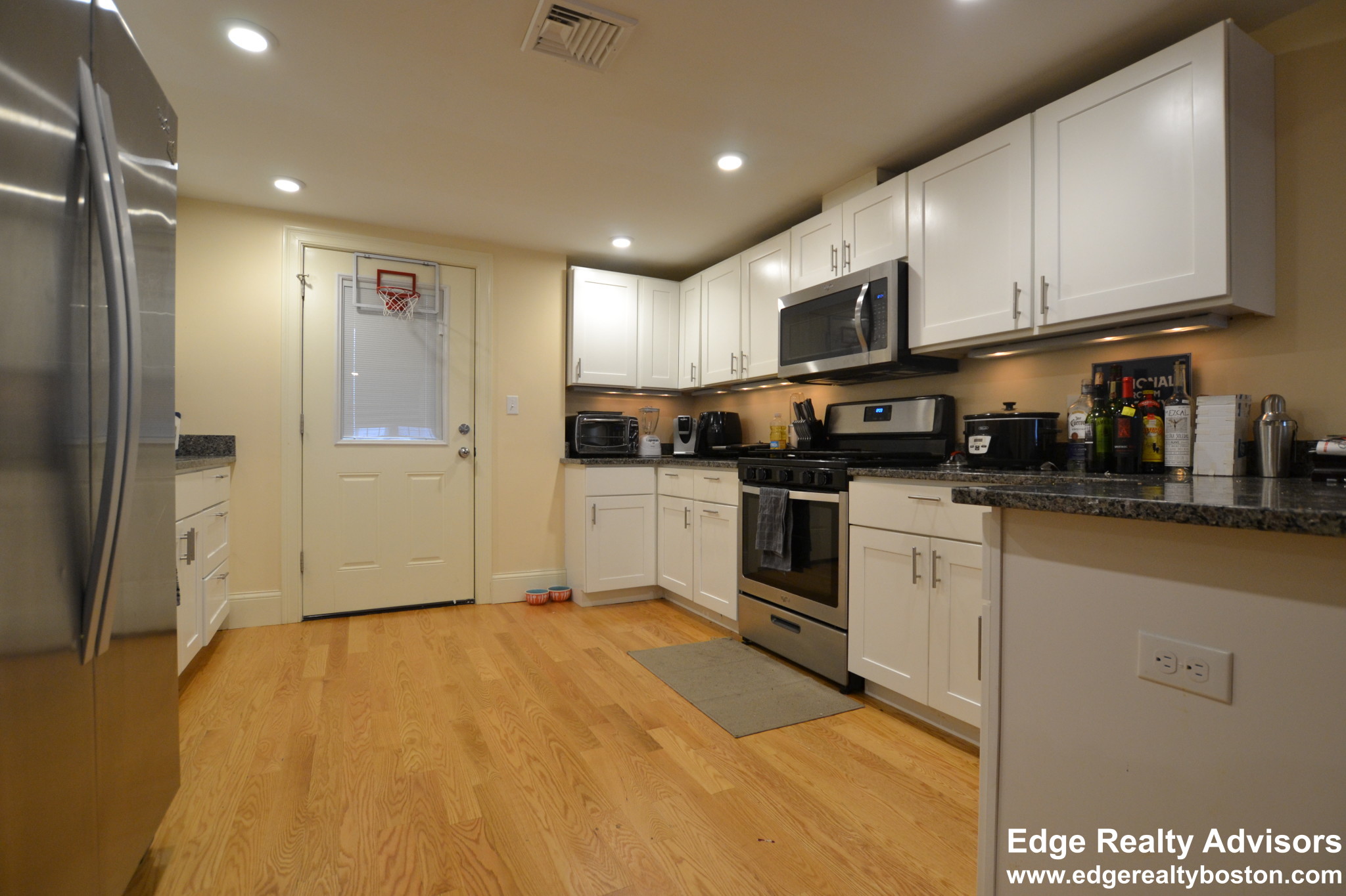 5 bed, 3 bath apartment for rent at 10 Bennington St Unit 1, Newton — photo 2 of 14