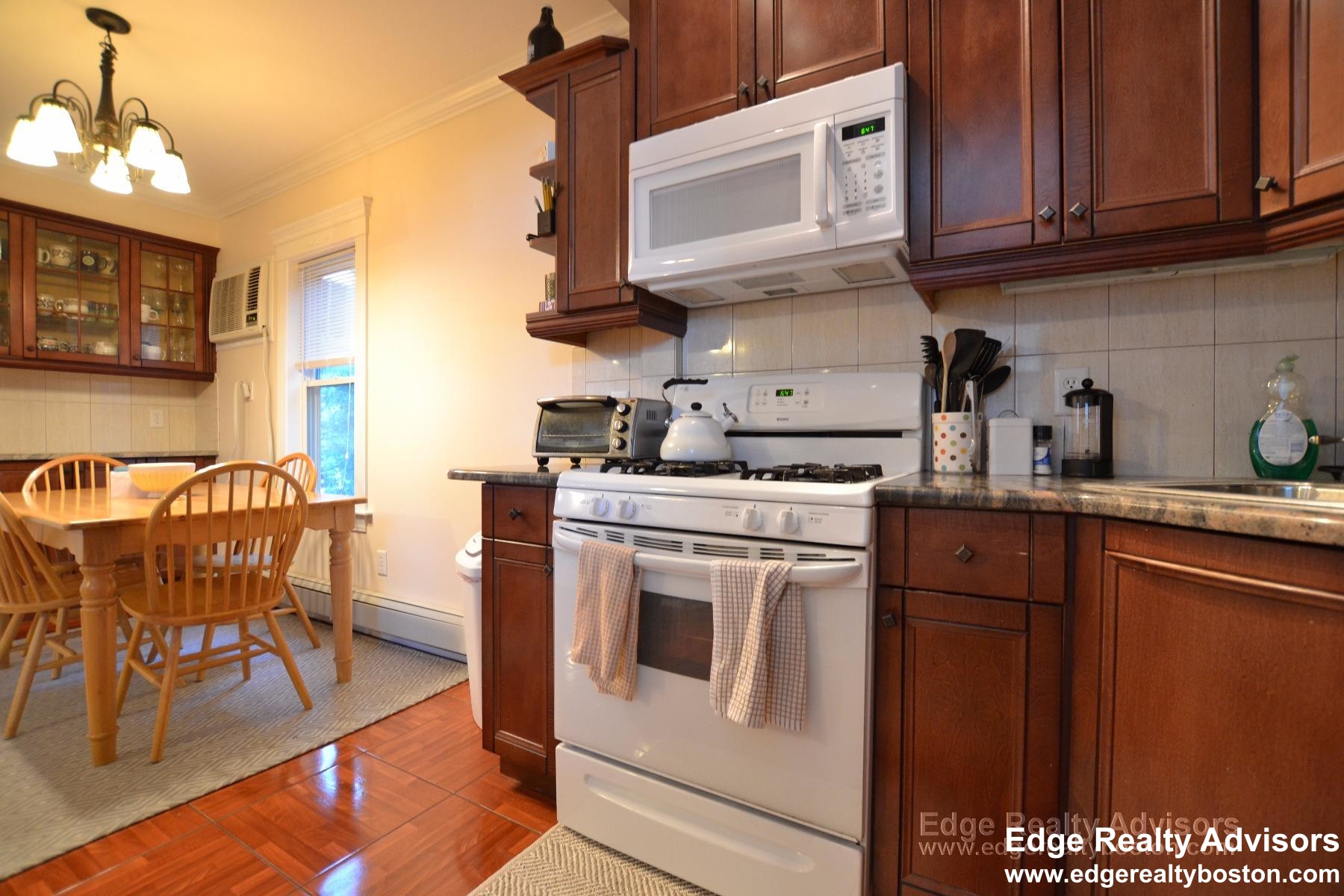 3 bed, 2 bath apartment for rent at 9 Delaware Pl Unit 2, Brighton — photo 2 of 12