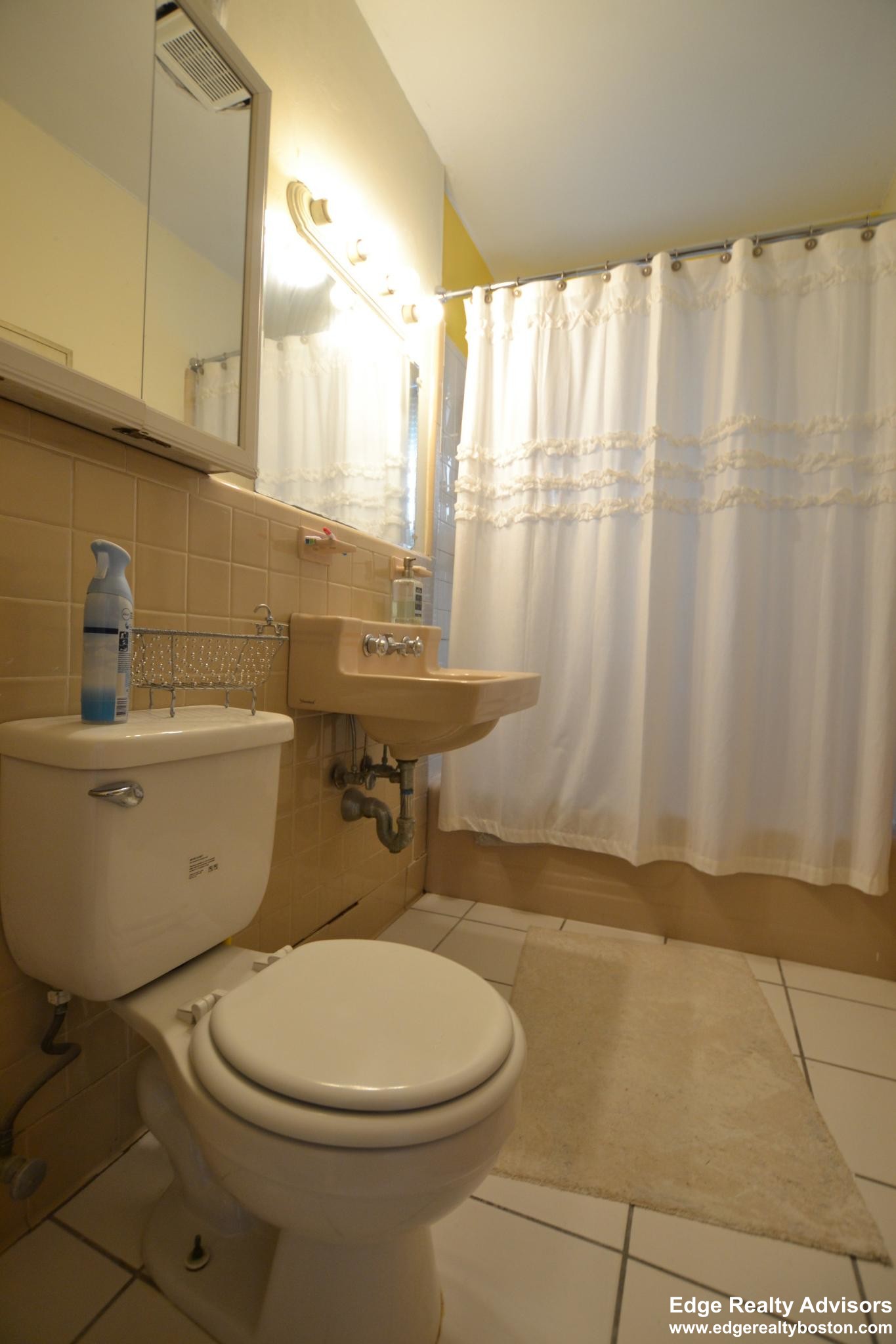 3.5 bed, 1 bath apartment for rent at 64 Hunnewell Ave Unit 1, Brighton — photo 6 of 7
