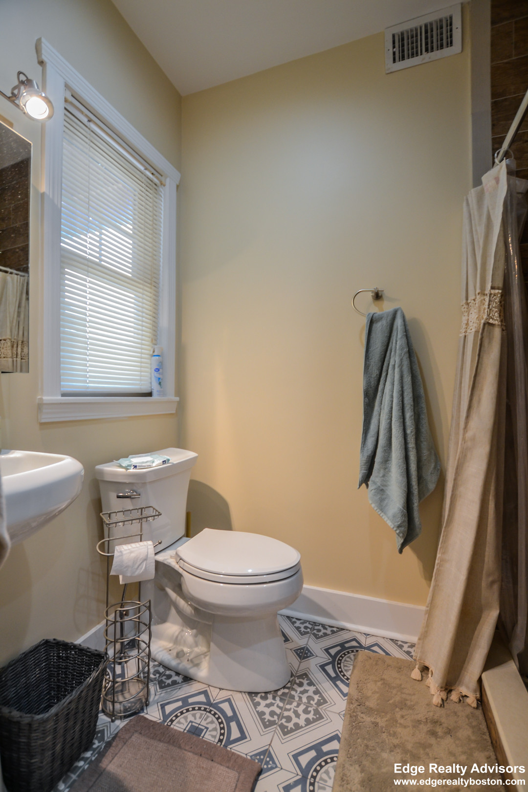 3 bed, 2 bath apartment for rent at 9 Mapleton St Unit 2, Brighton — photo 9 of 10