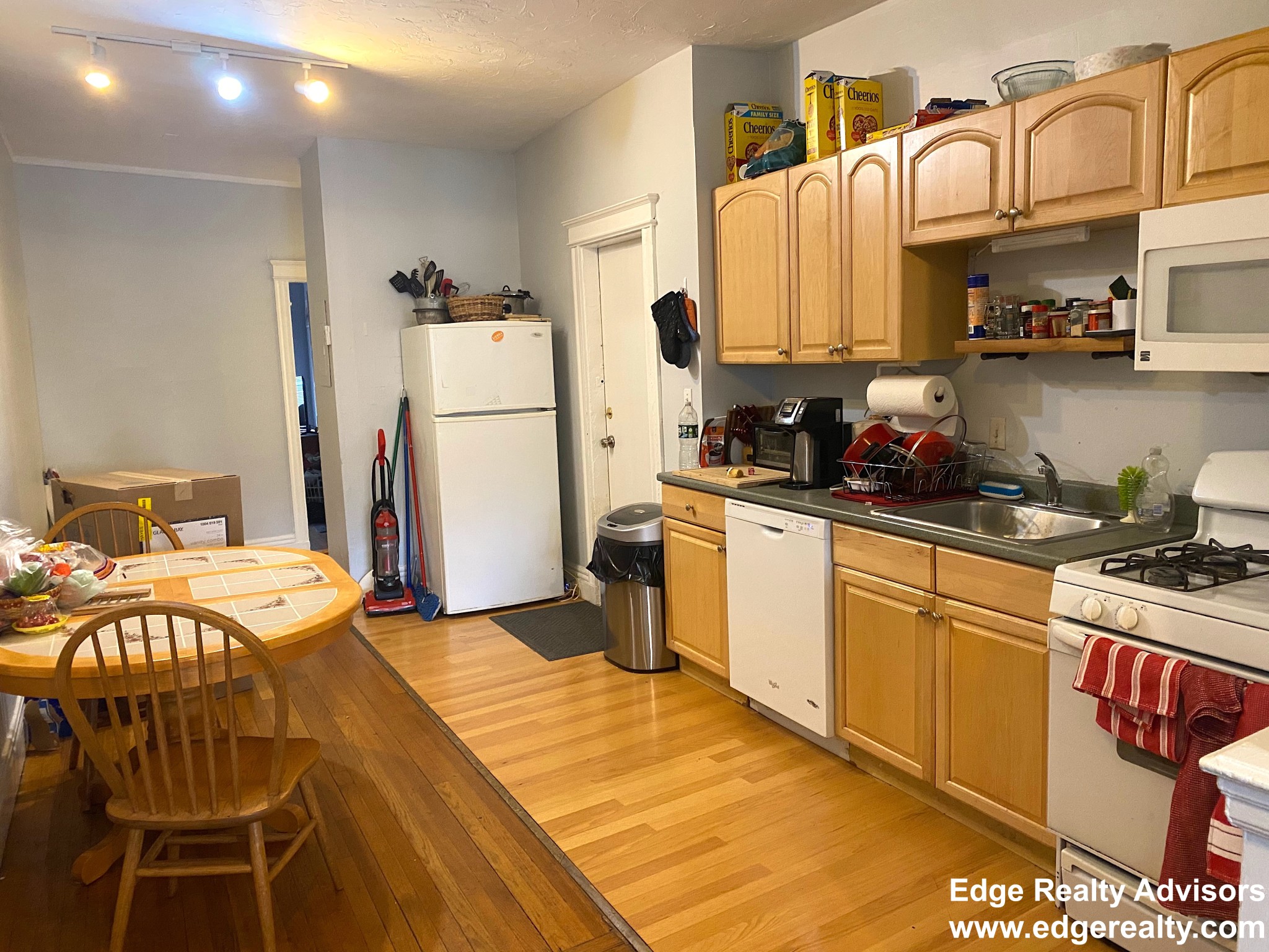 4 bed, 2 bath apartment for rent at 1667 Commonwealth Ave Unit 5, Brighton — photo 4 of 8
