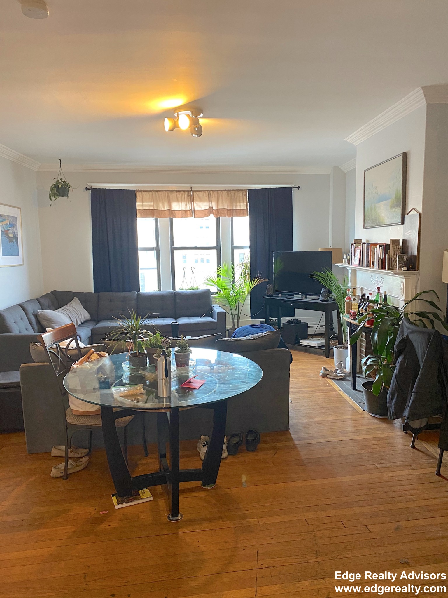 4 bed, 2 bath apartment for rent at 1667 Commonwealth Ave Unit 5, Brighton — photo 2 of 8