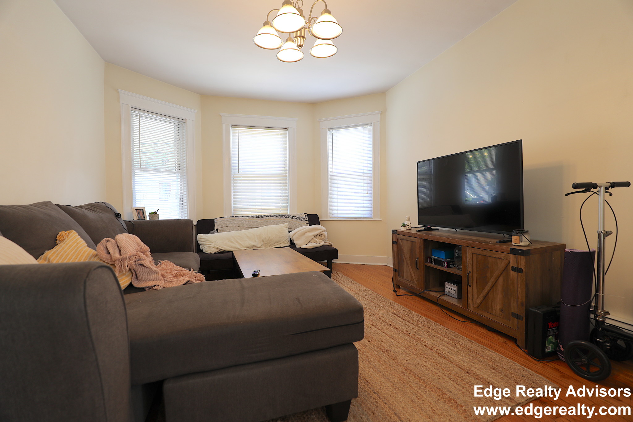 3 bed, 1 bath apartment for rent at 27 Claymoss Rd Unit 1, Brighton — photo 2 of 13