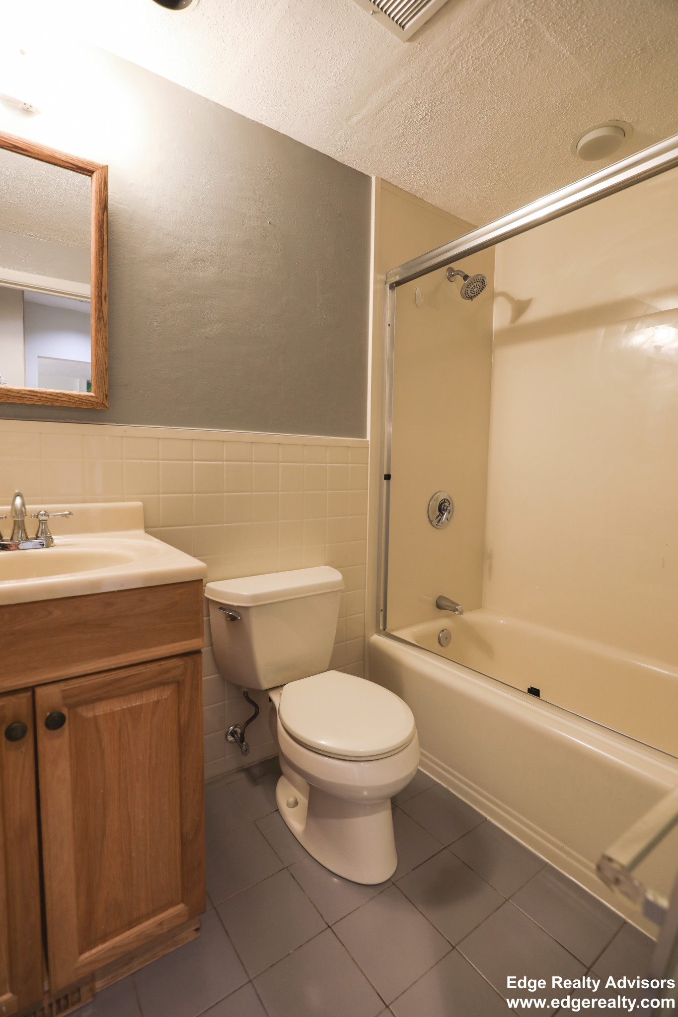 3 bed, 2 bath apartment for rent at 154 Lake Shore Rd Unit 1, Brighton — photo 4 of 8
