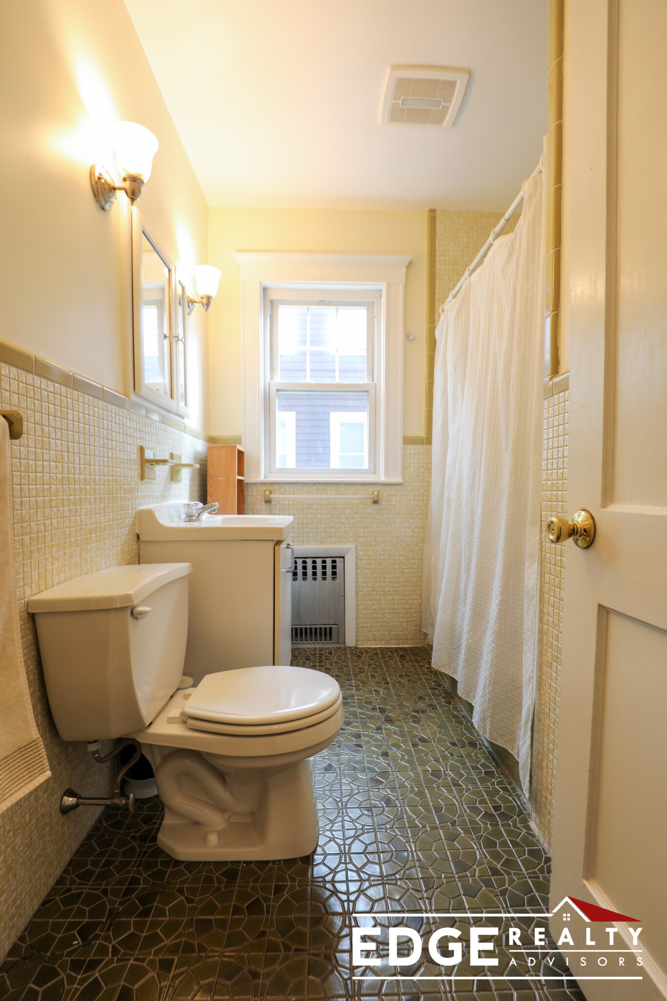2 bed, 1 bath apartment for rent at 31 Benjamin Rd, Belmont — photo 13 of 15