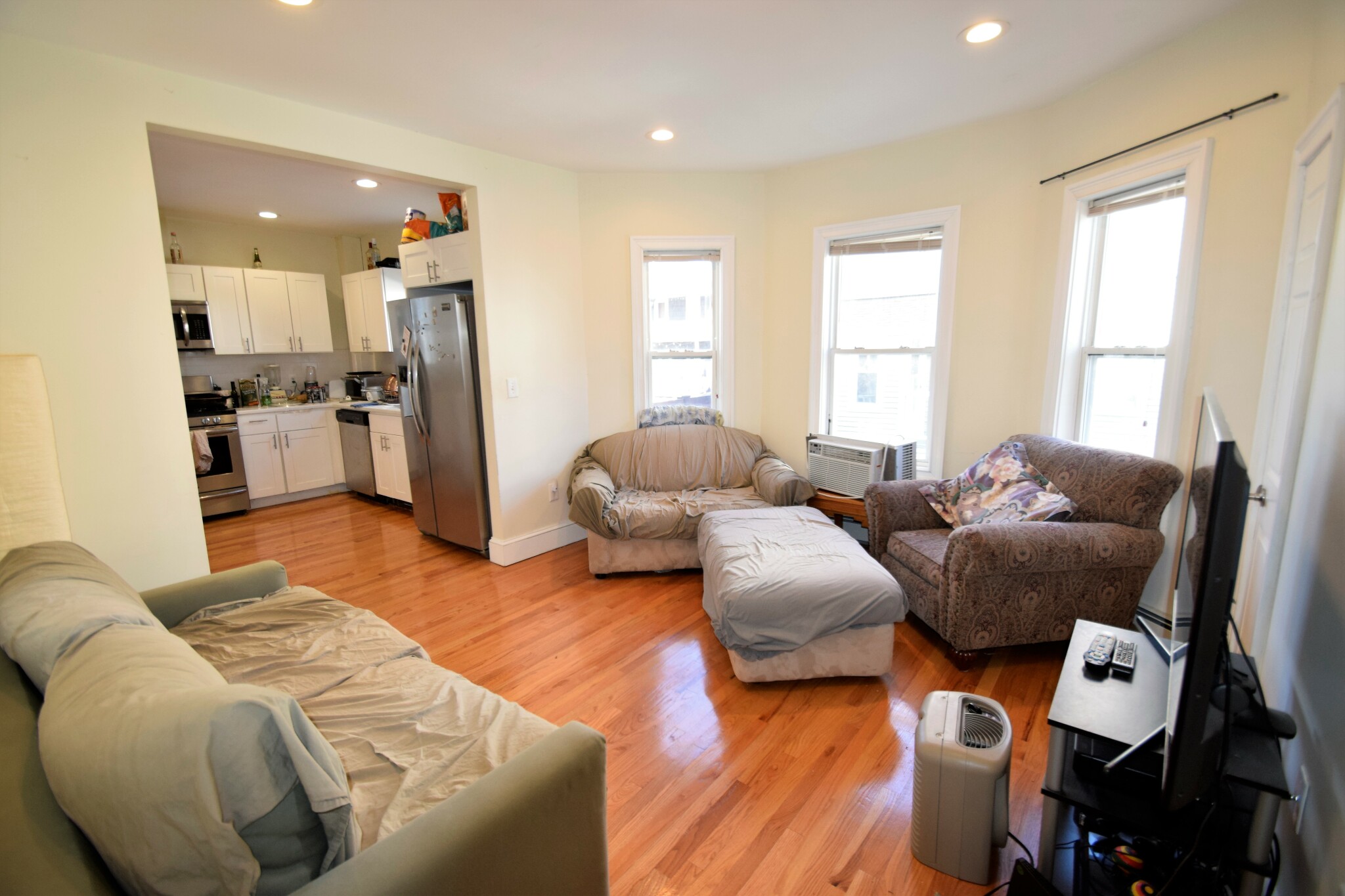 3 bed, 2 bath apartment for rent at 13 Winter Hill Rd Unit 1, Medford — photo 4 of 12