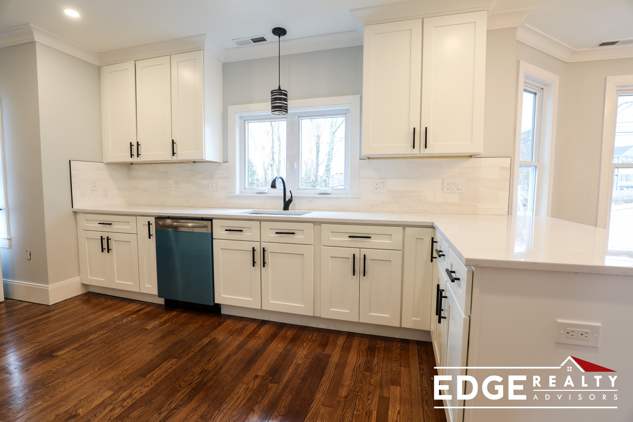 4 bed, 3 bath apartment for rent at 66 Calvary St, Waltham — photo 2 of 16