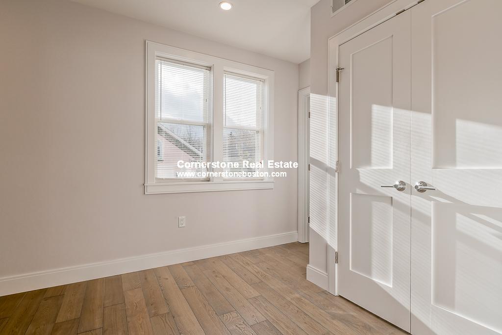 5 bed, 2 bath apartment for rent at 11 Alleghany St Unit 1, Mission Hill — photo 5 of 9