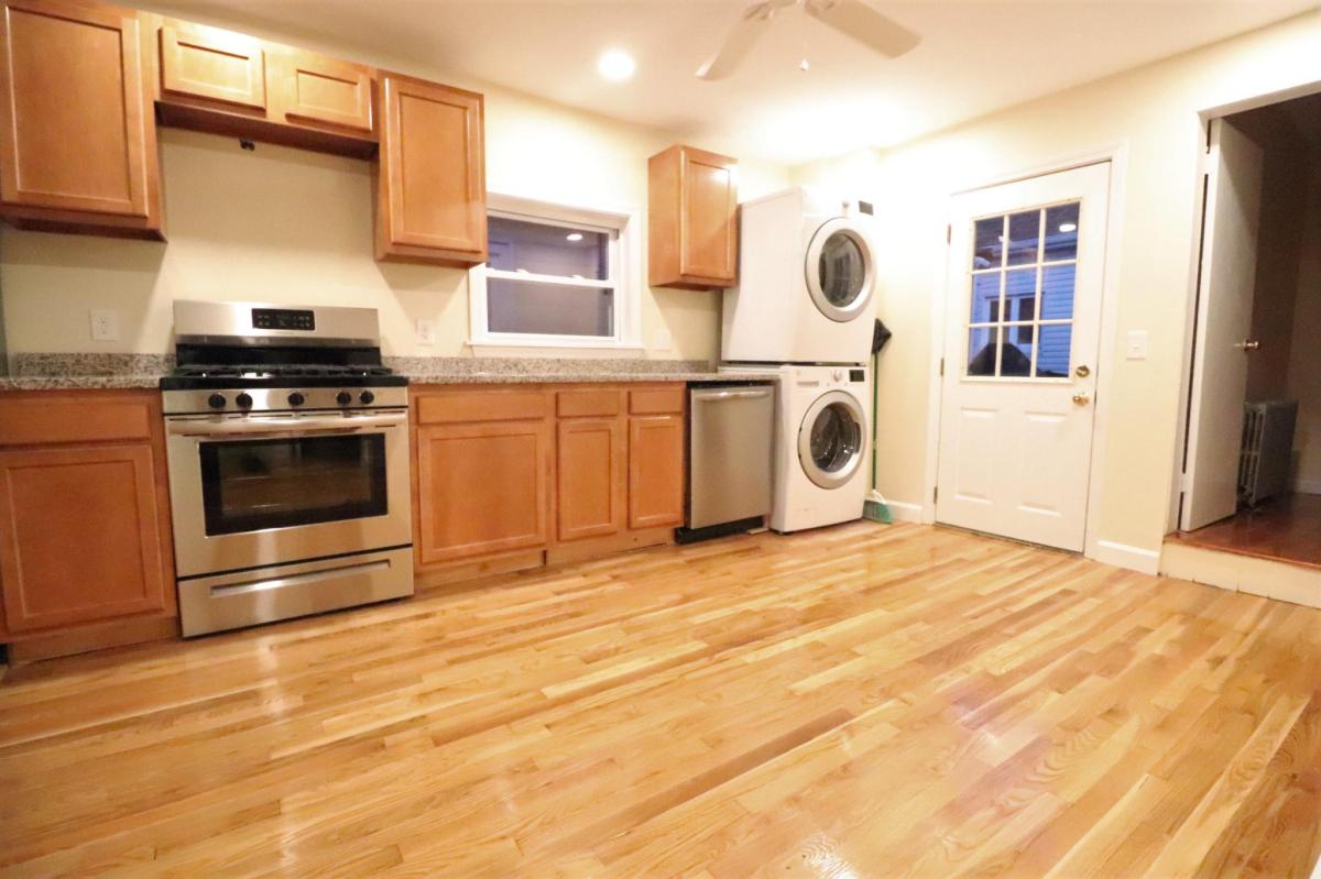 215 Cedar St, Powder House Square