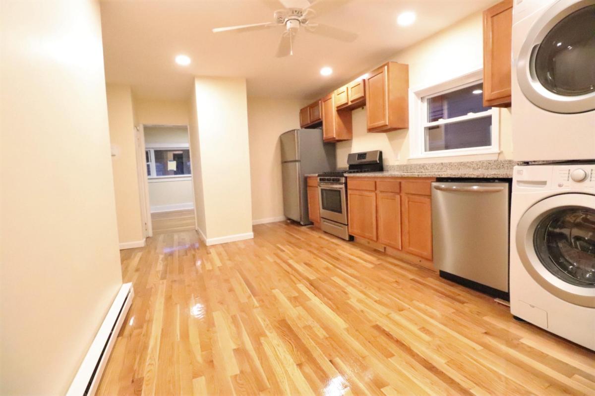 215 Cedar St, Powder House Square