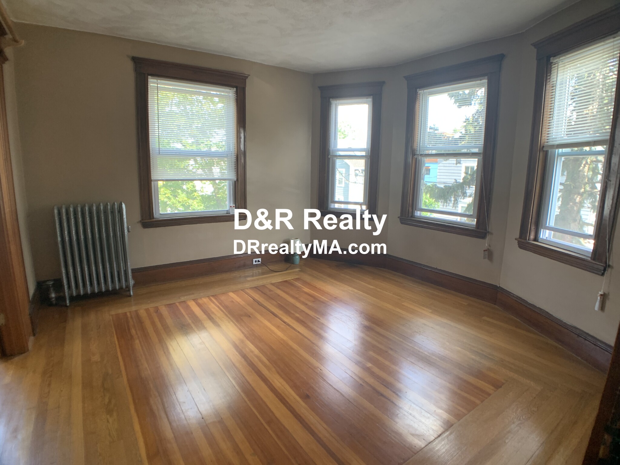 16 Montgomery Ave, Davis Square