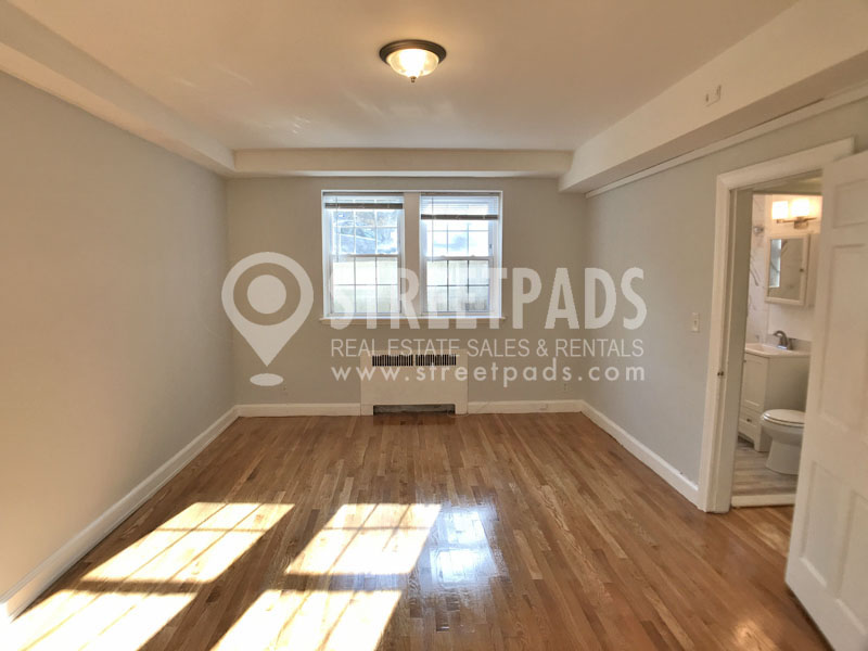 1131 Beacon St, Longwood