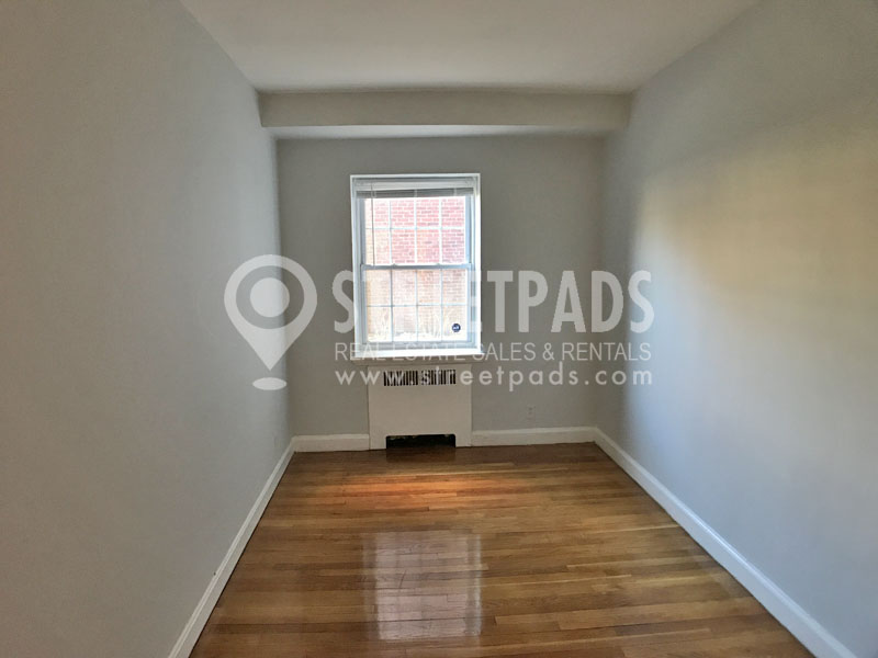 1131 Beacon St, Longwood