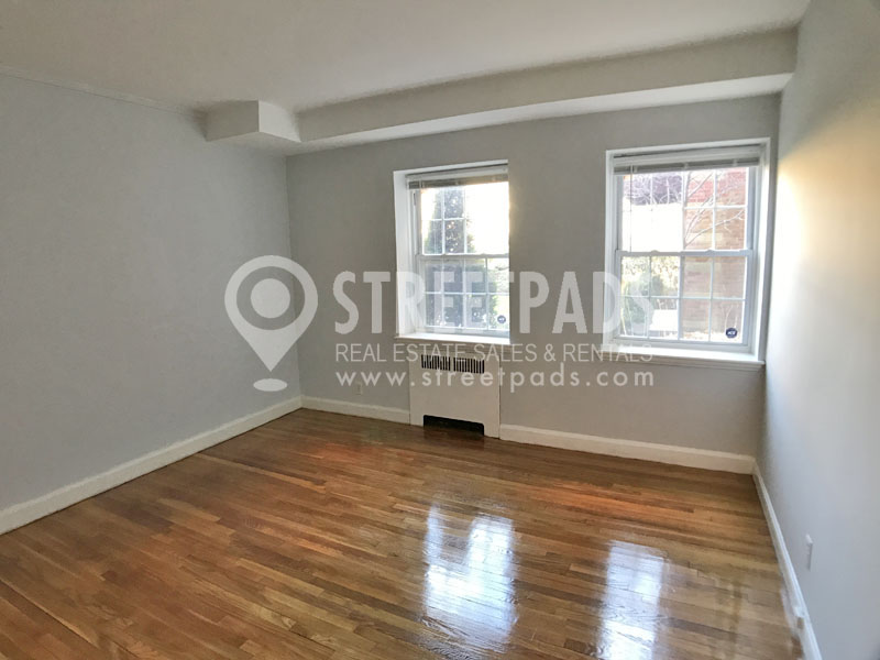 1131 Beacon St, Longwood