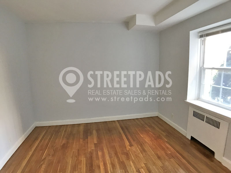 1131 Beacon St, Longwood