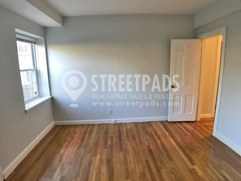 1131 Beacon St, Longwood