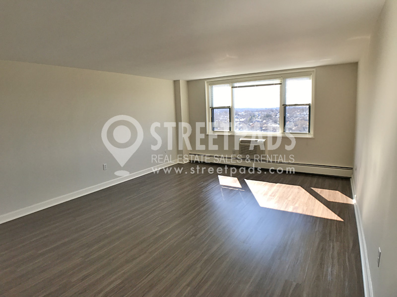 700 Huron Ave, Strawberry Hill