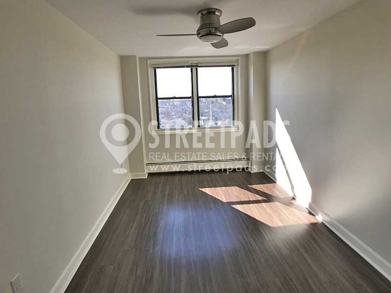 700 Huron Ave, Strawberry Hill