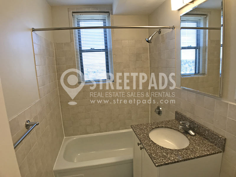 700 Huron Ave, Strawberry Hill