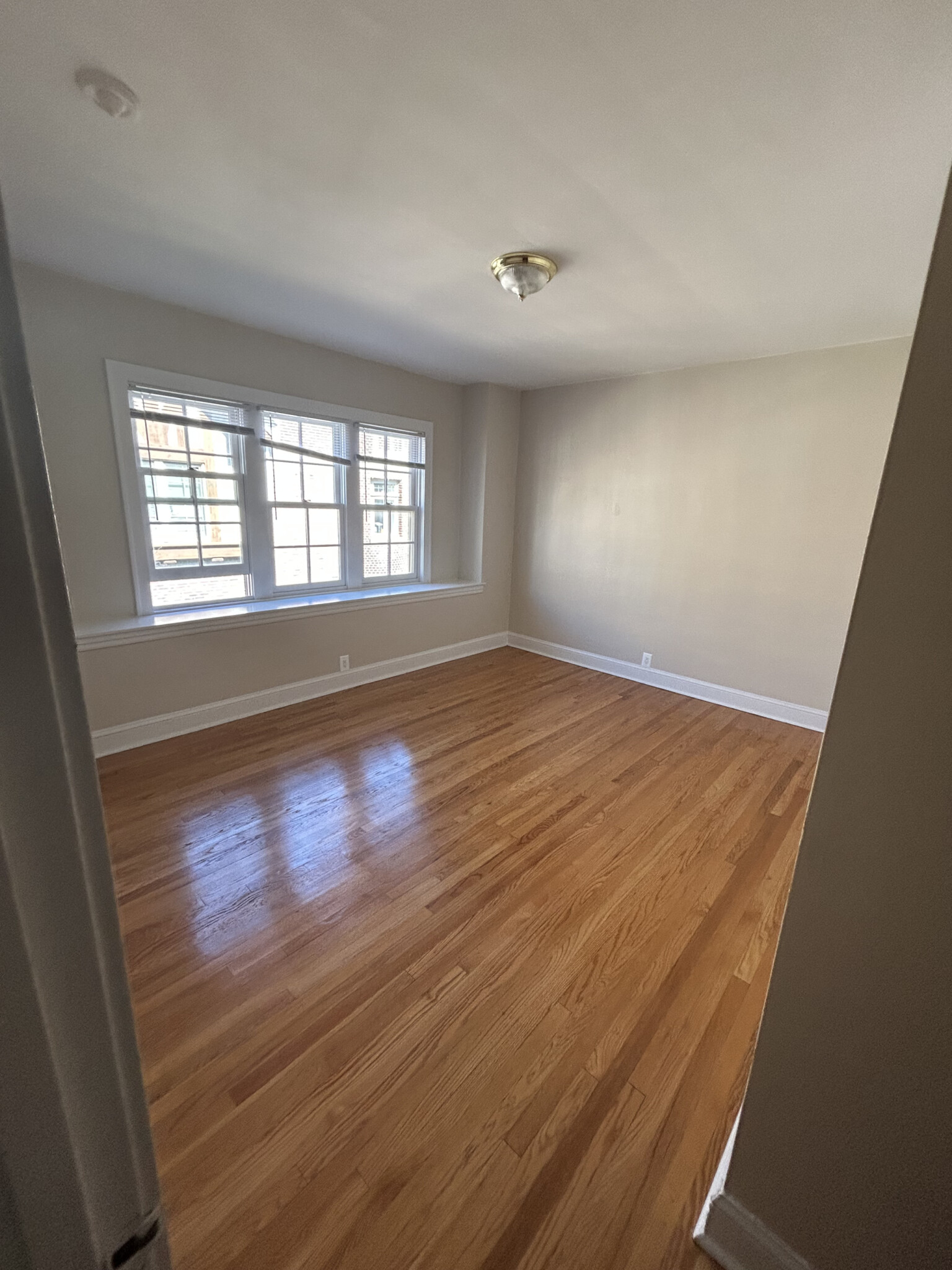 1107 Lake - 2,295USD / month