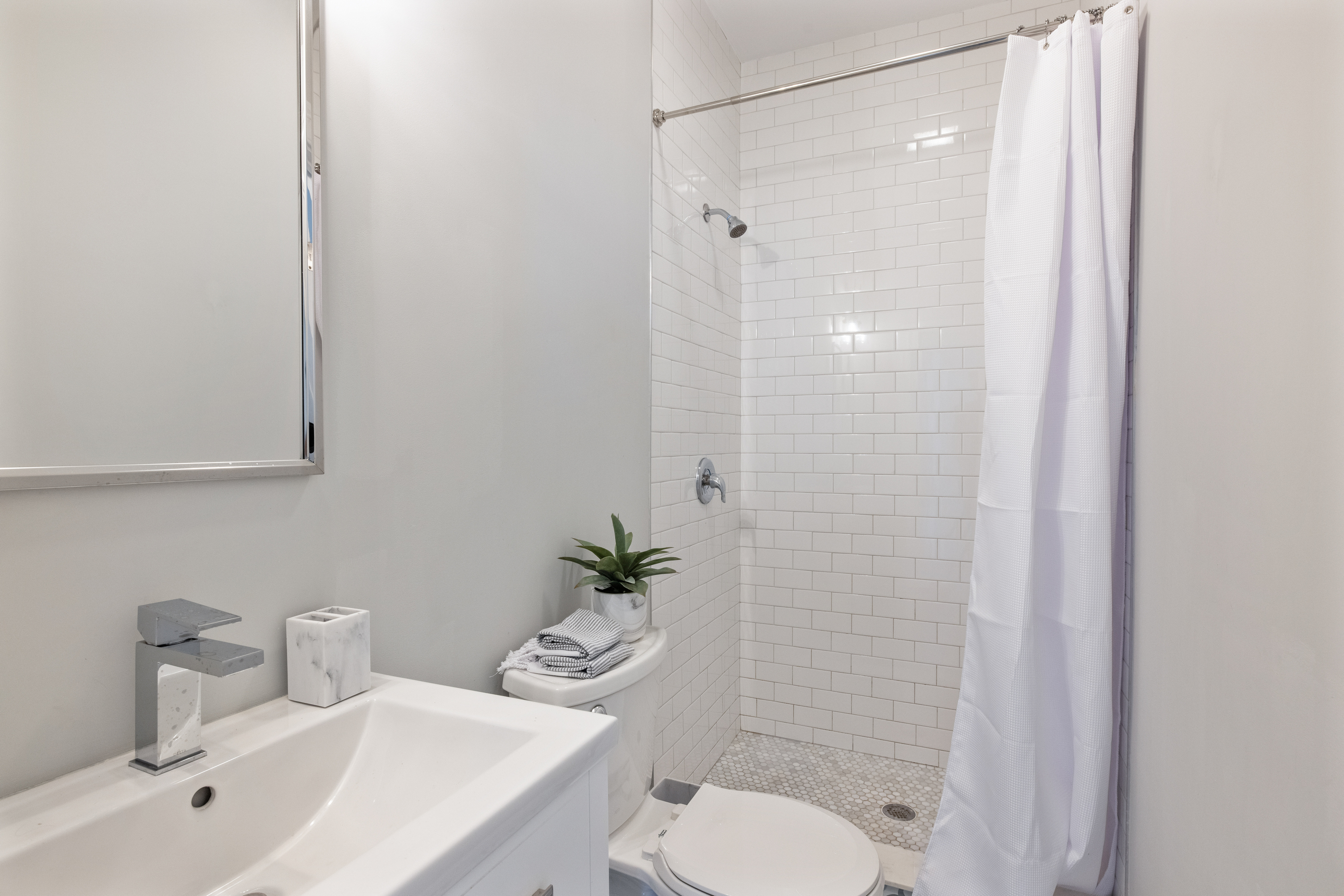 4 bed, 2 bath apartment for rent at 128 Bremen Unit 2 Furnished, East Boston — photo 5 of 8