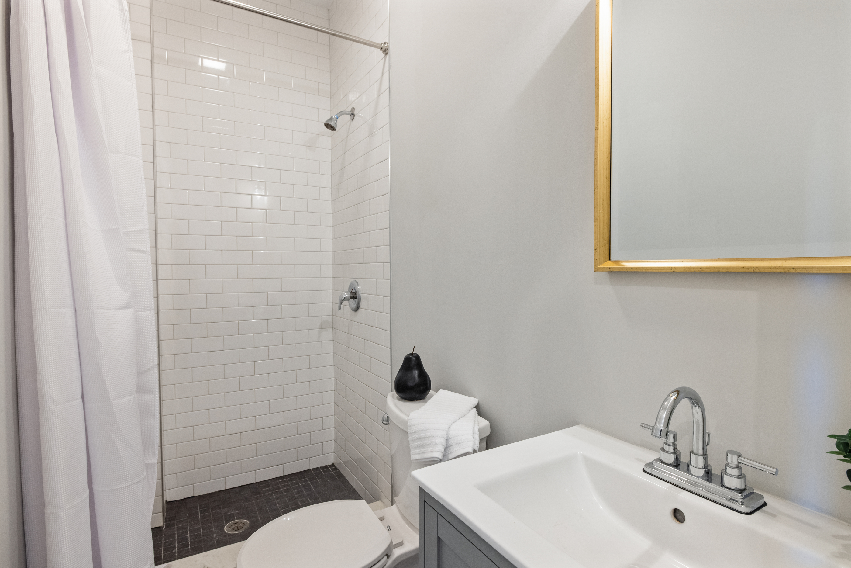 4 bed, 2 bath apartment for rent at 128 Bremen Unit 2 Furnished, East Boston — photo 6 of 8