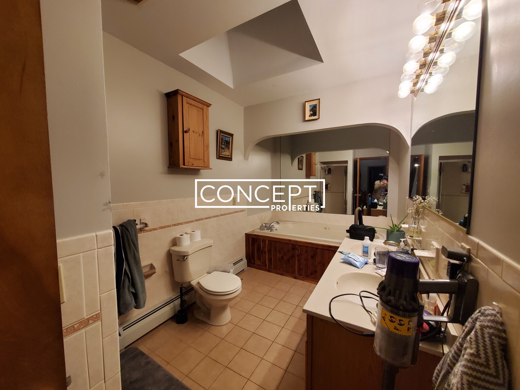 8 Centre St, Roxbury