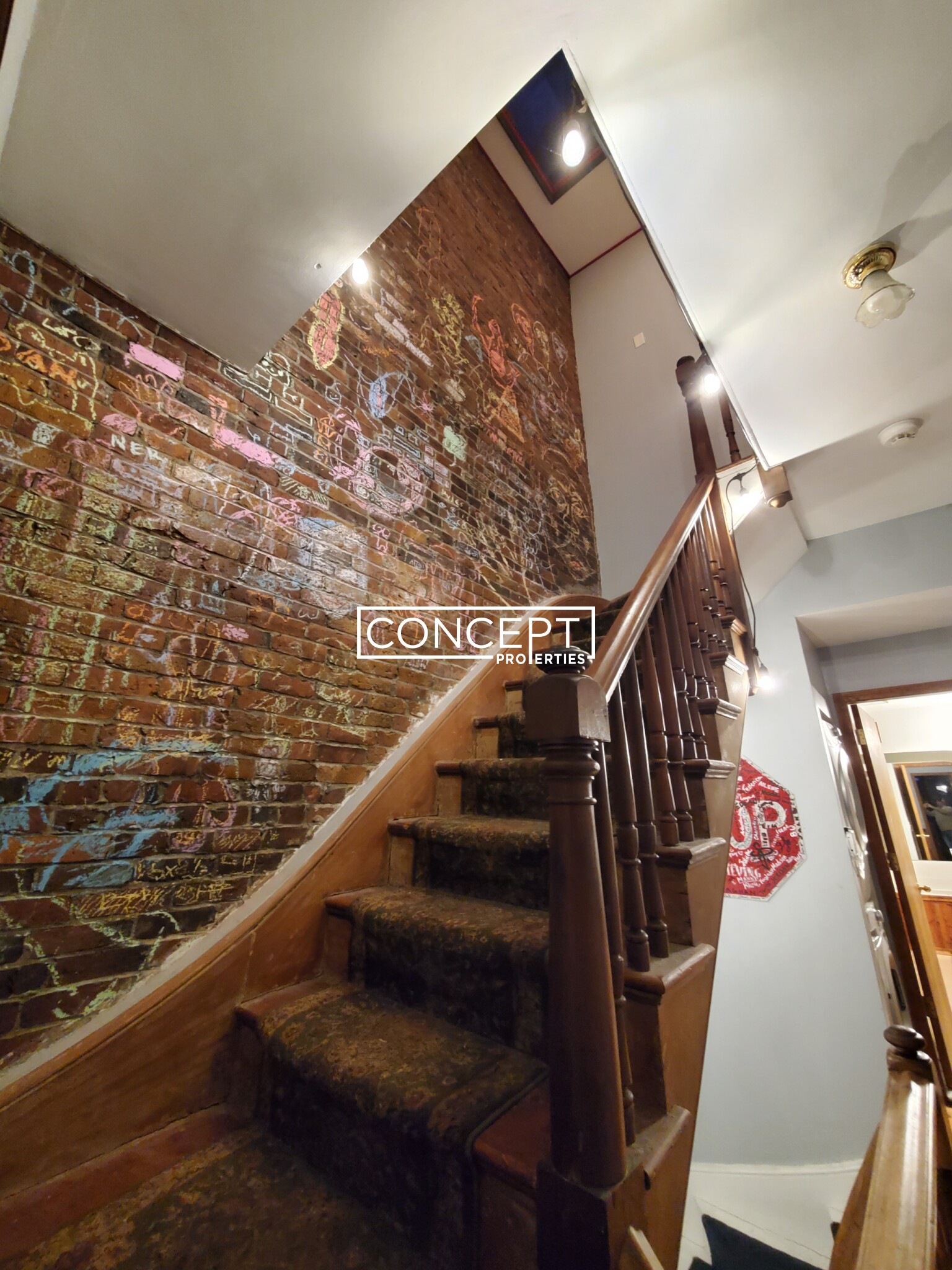 8 Centre St, Roxbury