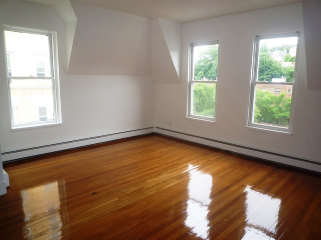 1575 Beacon St, Washington Square