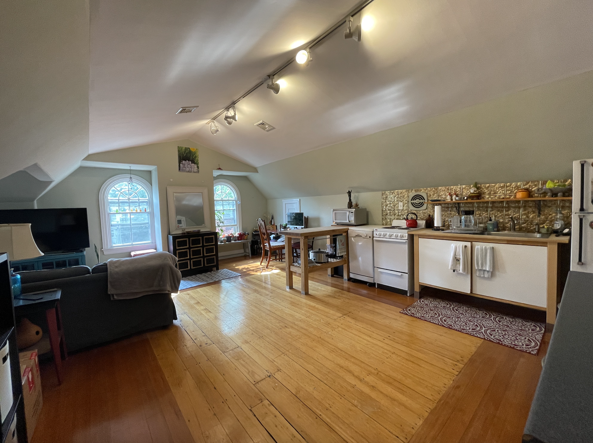 1.5 bed, 1 bath apartment for rent at 238 Grant Ave Unit 2, Newton — photo 1 of 9