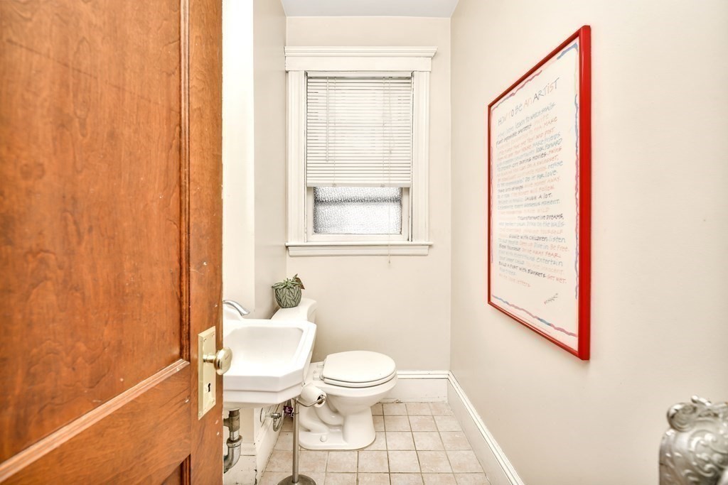 3 bed, 1.5 bath apartment for rent at 103 Colbourne Cres Unit 0, Washington Square — photo 11 of 13