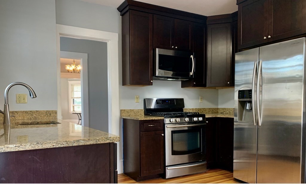 3 bed, 1.5 bath apartment for rent at 103 Colbourne Cres Unit 0, Washington Square — photo 4 of 13