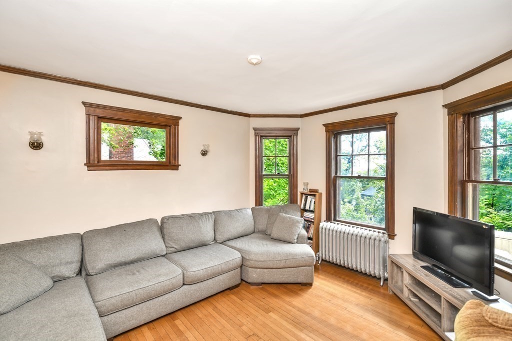 3 bed, 1.5 bath apartment for rent at 103 Colbourne Cres Unit 0, Washington Square — photo 2 of 13