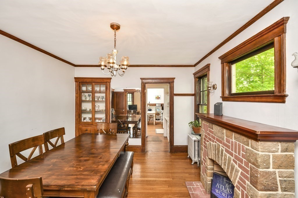 3 bed, 1.5 bath apartment for rent at 103 Colbourne Cres Unit 0, Washington Square — photo 3 of 13