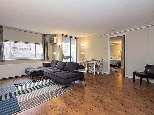 872 Massachusetts Ave, Riverside