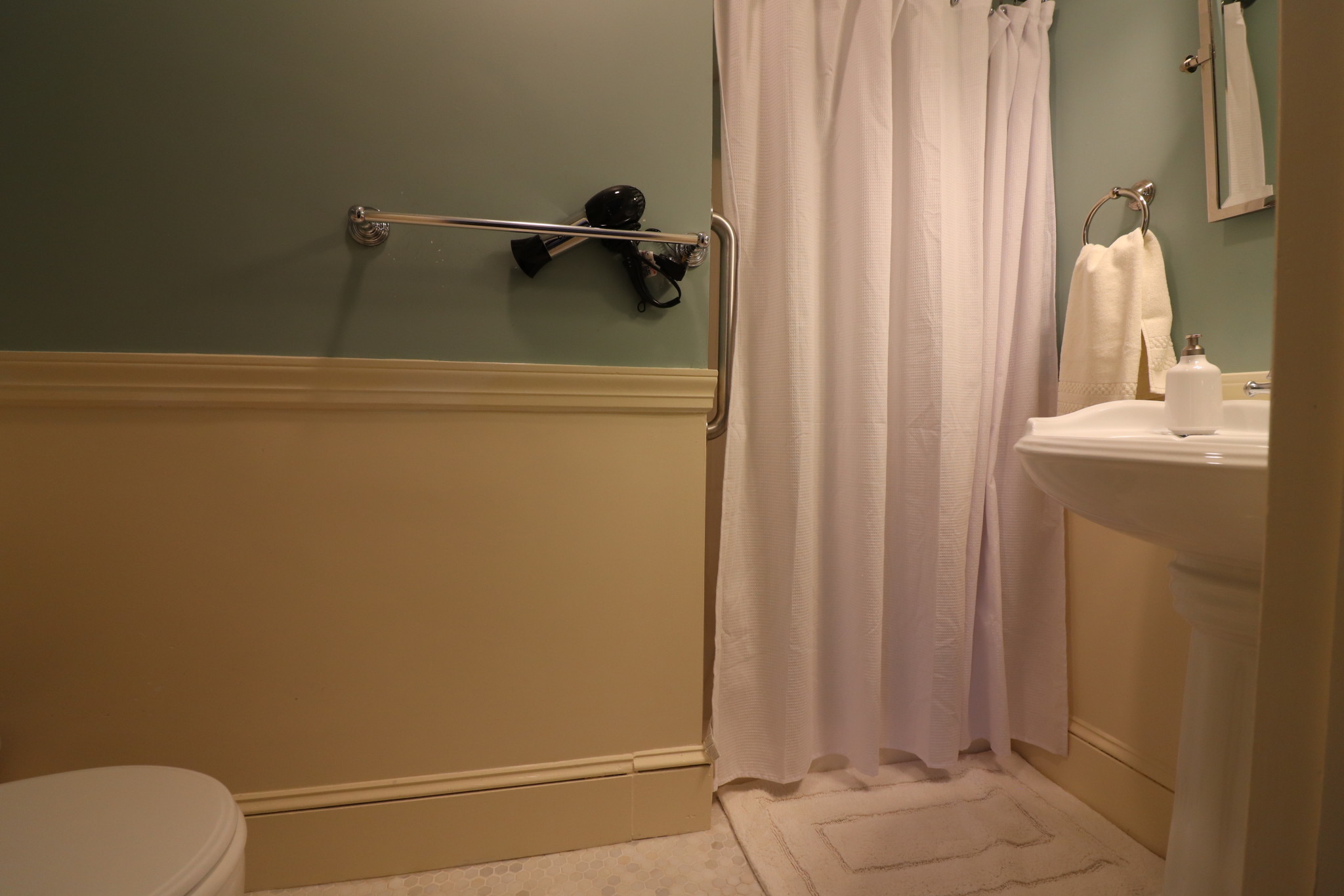 Studio bed, 1 bath apartment for rent at 92 Sewall Ave Unit 9, Longwood — photo 3 of 7