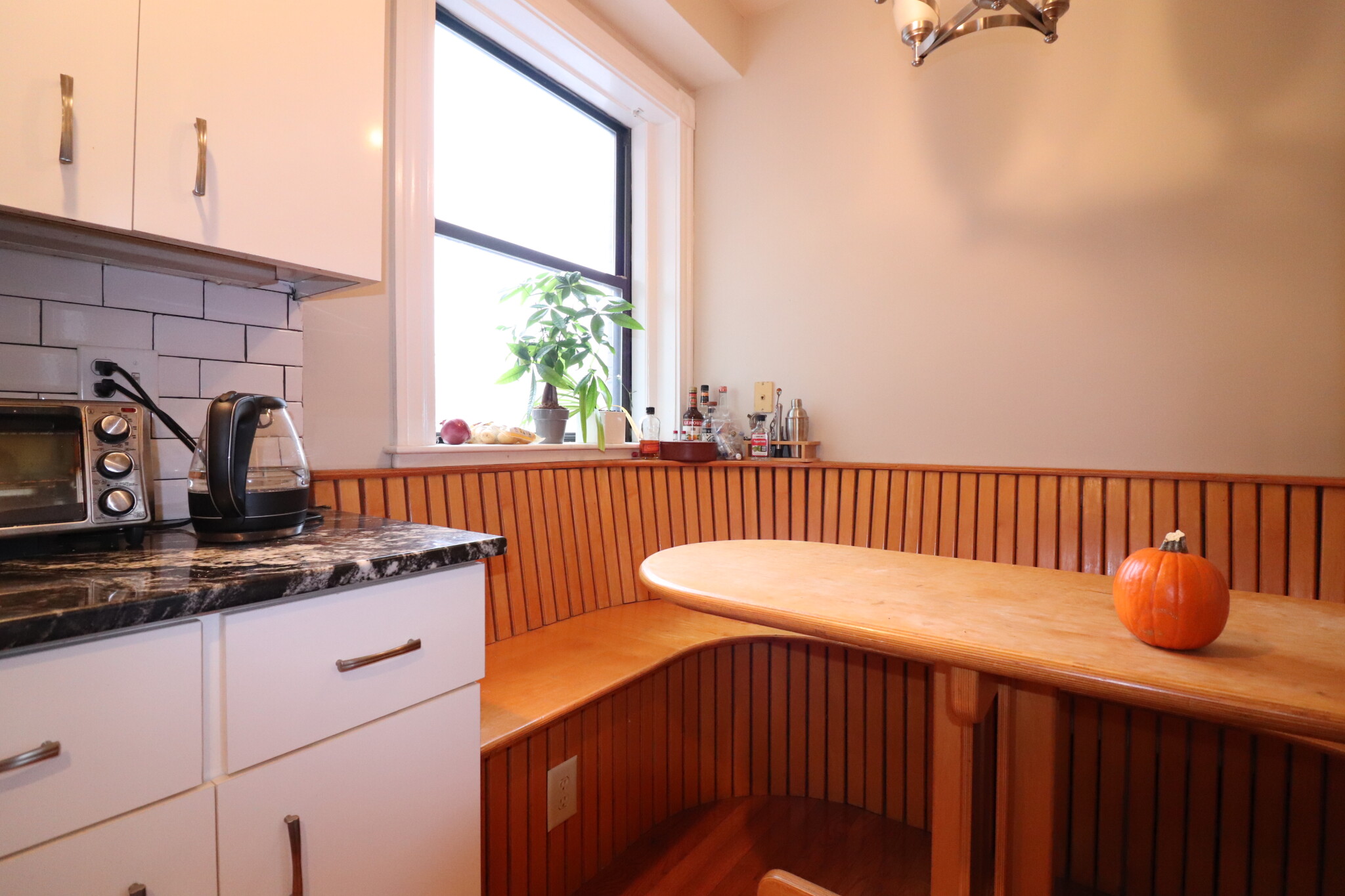 4 bed, 2 bath apartment for rent at 1038 Beacon St Unit 303, Brookline — photo 2 of 15