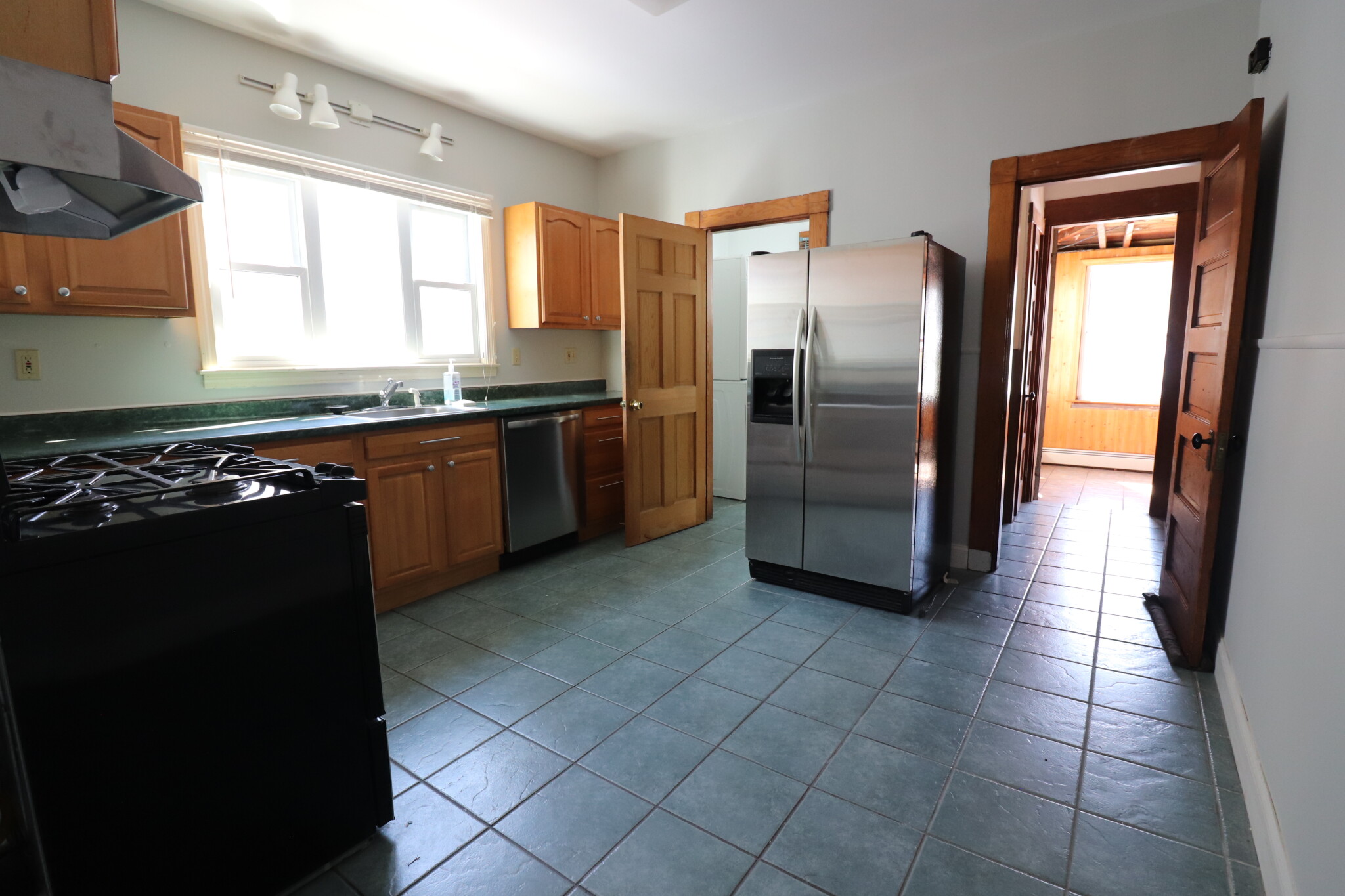 3 bed, 1 bath apartment for rent at 19 Mapleton St Unit 2, Brighton — photo 8 of 33