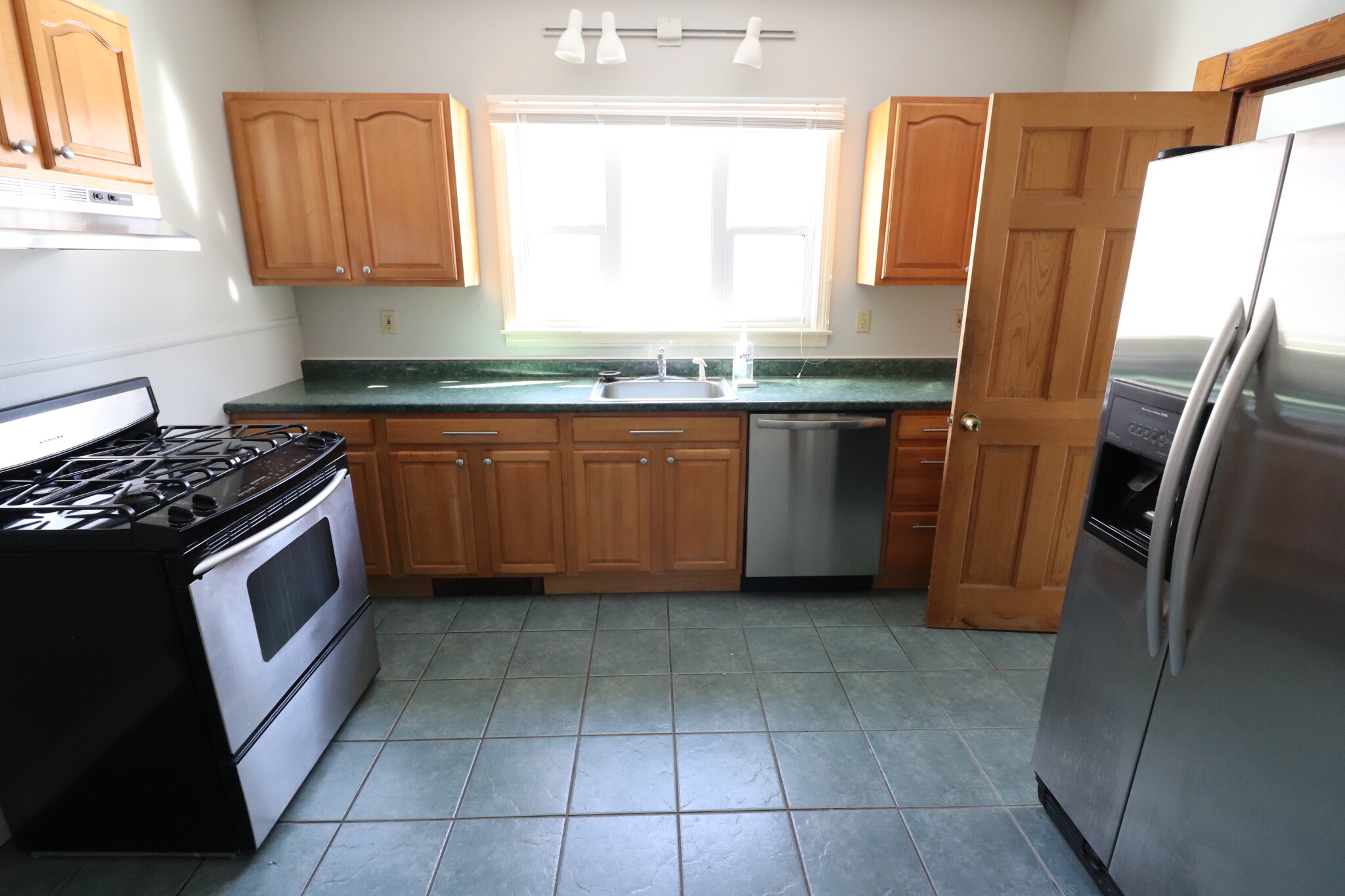 3 bed, 1 bath apartment for rent at 19 Mapleton St Unit 2, Brighton — photo 1 of 33