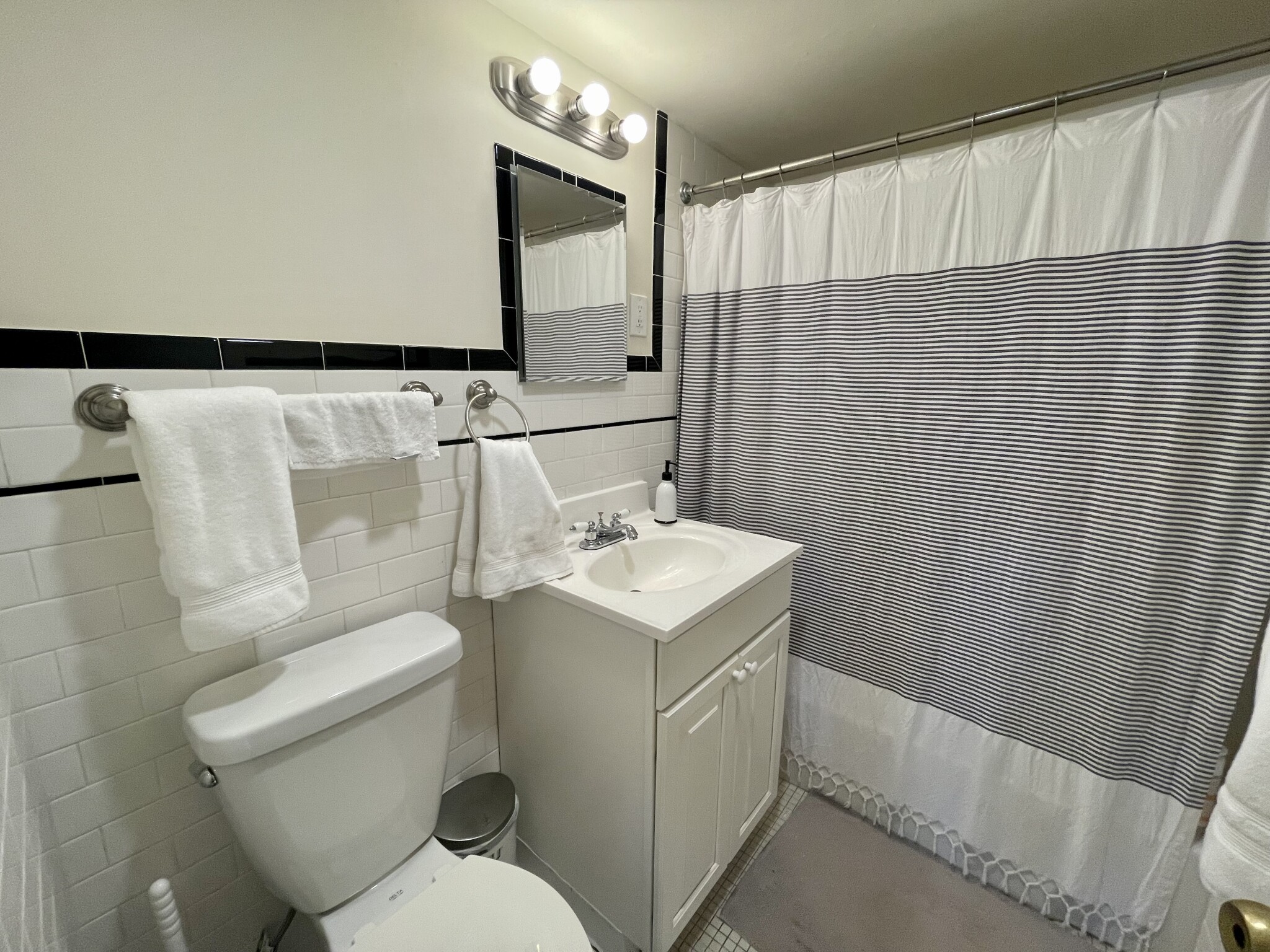 101 Monmouth St, Longwood