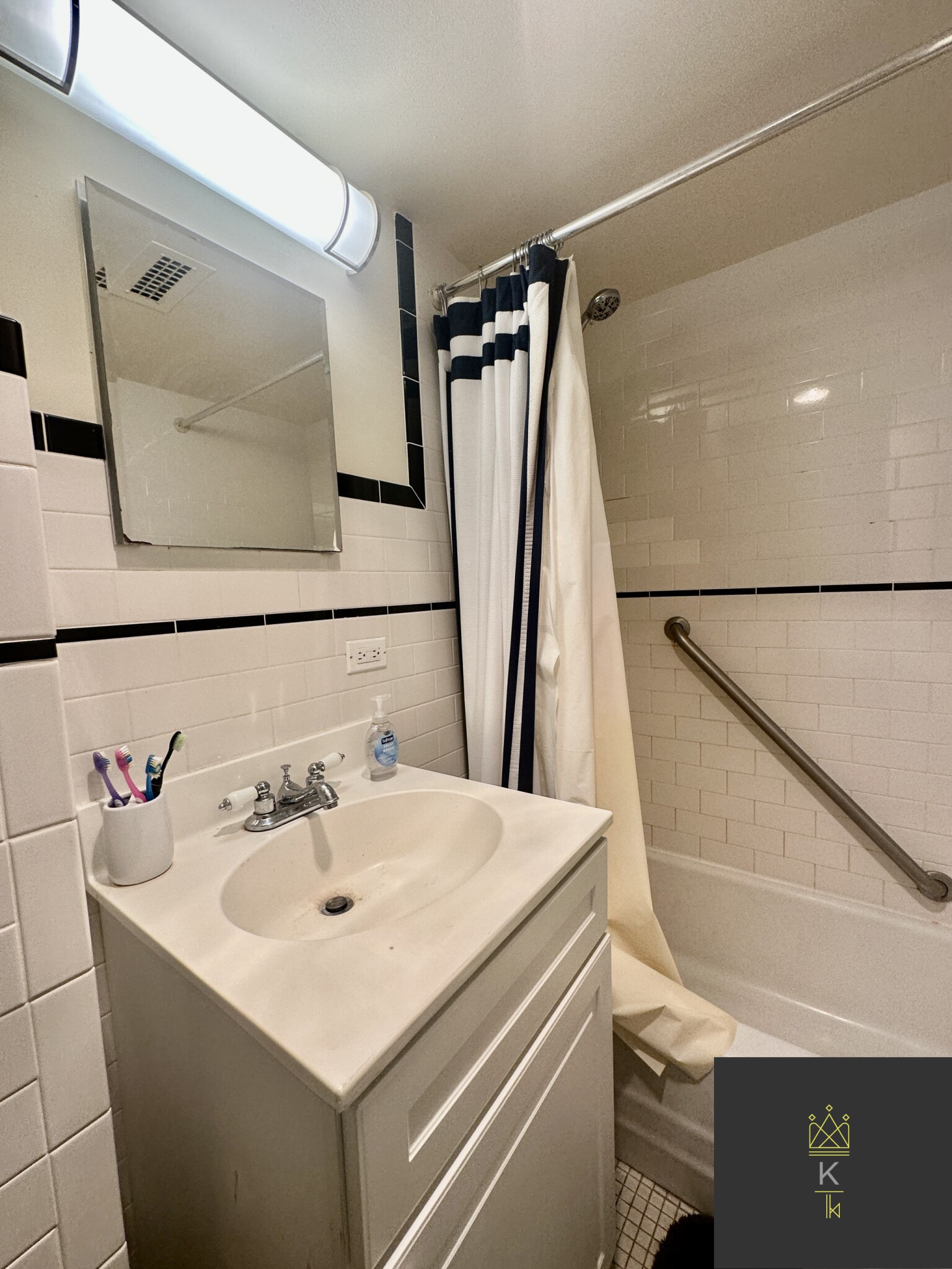 101 Monmouth St, Longwood